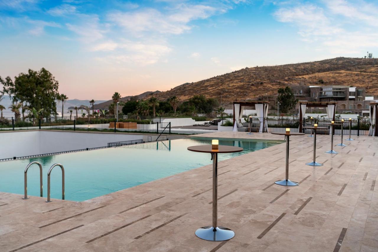 Radisson Collection Hotel, Bodrum Akyarlar Exterior foto The pool at the hotel